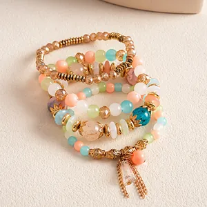 Primer plano de conjunto de cuatro pulseras retro con cuentas de vidrio y acrílico