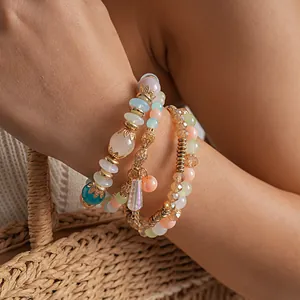 Detalle de set de 4 pulseras bohemias con cuentas de acrílico y vidrio coloridas