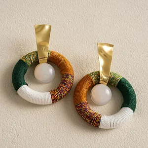 Retro-Ohrringe im Boho-Stil mit gehärtetem Goldmetall, Harzperlen und buntem Baumwollseil.