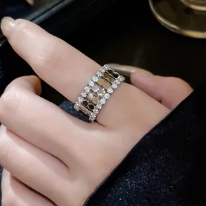 Κοντινό πλάνο επιχρυσωμένου δαχτυλιδιού 14K διπλής στρώσης με λαμπερά ζιργκόν