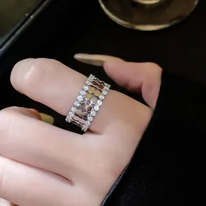 Λεπτομέρεια δαχτυλιδιού 14K με σχέδιο κηρήθρας και λαμπερά ζιργκόν σε κοντινό πλάνο