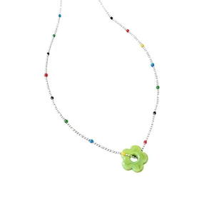 Minimalistische dopamine ketting met kleurrijke kralen en groene kristallen bloemhanger.