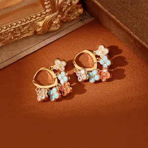 Vue détaillée de boucles d'oreilles vintage en or avec pampilles en fleurs de zircon colorées
