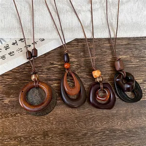 Collar de resina vintage hecho a mano de estilo étnico sobre fondo de madera.