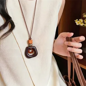 Collar largo retro de estilo étnico con colgante ovalado de resina oscura y cordón