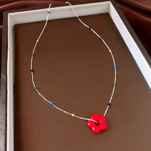Kleurrijke kralenketting in dopamine-stijl met een felrode bloemenhanger voor dames en jonge meiden