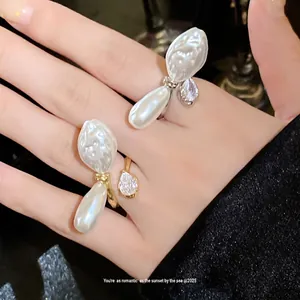 Elegante offene Ringe in Gold und Silber mit plissierten Perlen und funkelndem Zirkonia