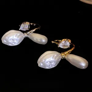 Eleganter offener Ring mit Wassertropfen-Zirkon und einzigartigen Barockperlen-Details