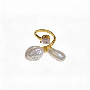 Goldener offener Ring mit Zirkonia-Wassertropfen und zwei barocken Perlen