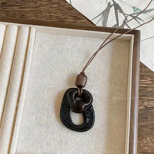 Primer plano detallado de un collar con colgante ovalado de resina retro y rugoso