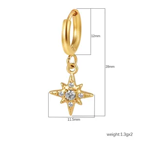 Macrodetail van een gouden roestvrijstalen hexagram oorring met zirkonia inleg afmetingen