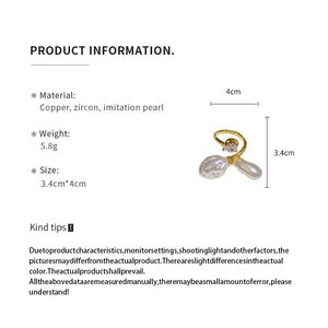 Detailansicht eines verstellbaren Rings mit Zirkonia und Perlenimitat, Maße 3,4 x 4 cm.