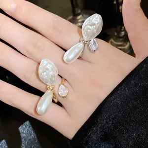 Detaillierte Nahaufnahme von Zirkonia- und Barockperlen-Ring mit offenem Design