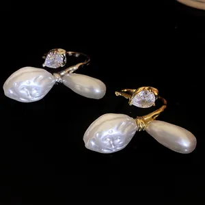 Detailansicht von Barockperlen und Tropfen-Zirkonia auf verstellbaren Ringen