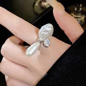 Detailansicht einer verstellbaren Ring mit plissierter Barockperle und Zirkonia