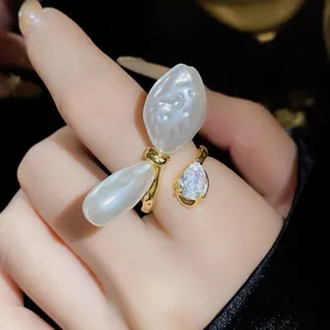 Eleganter offener Ring in Goldoptik mit Tropfen-Zirkonia und Barockperlen für Damen