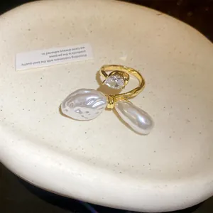 Detailansicht eines vergoldeten offenen Rings mit Wassertropfen-Zirkon und Barockperlen