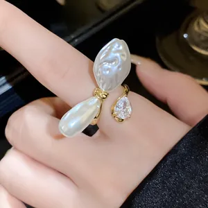 Eleganter offener Ring mit zwei Barockperlen und einem funkelnden Zirkonia-Tropfendetail