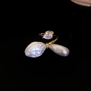 Detailaufnahme eines eleganten offenen Rings mit Zirkon-Tropfen und Barockperlen in Gold