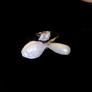 Nahaufnahme eines eleganten offenen Rings mit Zirkon-Wassertropfen und Barockperlen