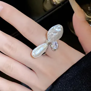 Nahaufnahme eines eleganten offenen Rings mit strukturierten Perlen und Zirkonia