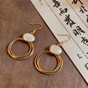 Elegante goldene Creolen-Ohrhänger mit weißem ovalem Steineinsatz und Fischhaken-Design
