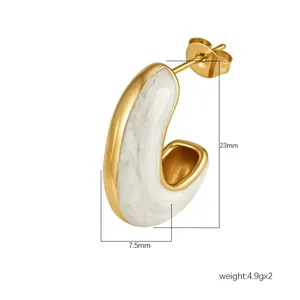 Gros plan de boucles d'oreilles J dorées avec incrustation de marbre blanc et dimensions