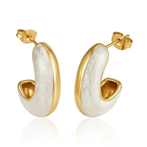 Vue détaillée des boucles d'oreilles en C en acier doré avec insert marbre blanc