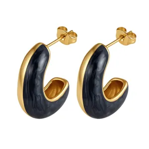 Détail de boucles d'oreilles en acier inoxydable plaqué or 18 carats avec émail marbré noir