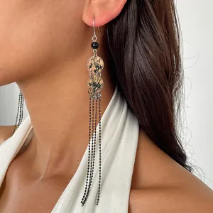 Boucles d'oreilles vintage en acrylique avec motifs d'arbres et longues franges de chaînes.