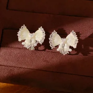 Elegante Strik Clip-On Oorbellen Voor Dames Zonder Piercing Zirconia Strass Ingelegde Wit Druppelolie Kunstparel Sieraden