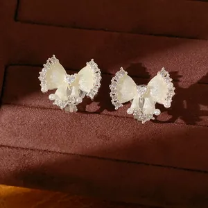 Gedetailleerde macro-opname van elegante strikoorbellen met emaille en parels
