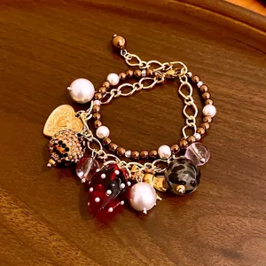 Vintage doppellagiges Charm-Armband mit Perlen und Erdbeer-Herz-Anhängern aus Harz