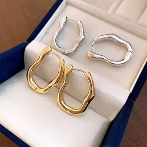 Minimalistische unregelmäßige glatte, plissierte Metall-Creolen in Gold und Silber