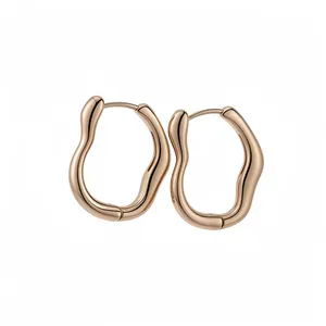 Elegante minimalistische roségoldene unregelmäßige Wellen-Creolen mit glänzender Oberfläche
