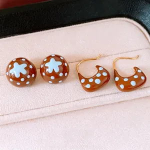Élégantes boucles d'oreilles et crochets en émail marron plaqué or 18 carats pour femme