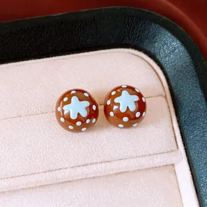 Boucles d'oreilles puces chic en émail marron plaqué or 18 carats avec motifs étoiles et pois