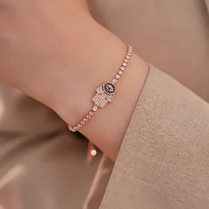 Élégant bracelet tennis ajustable en or rose avec œil porte-bonheur et main de Fatma