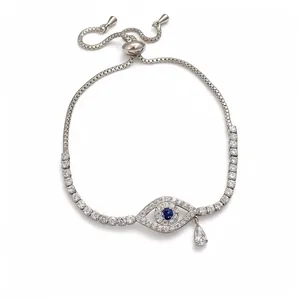 Bracelet ajustable en argent motif œil protecteur avec zircons bleus et blancs.