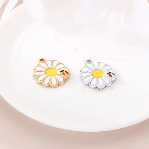 Makro-Detail von Emaille-Gänseblümchen-Anhängern mit Marienkäfer für DIY-Schmuckherstellung.