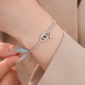 Κοντινό πλάνο βραχιολιού evil eye με ζιργκόν, μπλε πέτρα και κρεμαστό δάκρυ