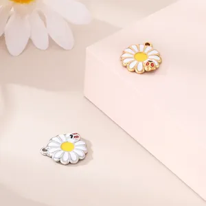 Detaillierte Makroansicht von Emaille-Gänseblümchen-Anhängern mit Marienkäfer für DIY