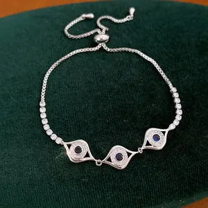 Λεπτομερής όψη ασημένιου βραχιολιού evil eye με λαμπερά μπλε και λευκά ζιργκόν.