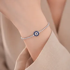 Κομψό βραχιόλι τένις evil eye με αστραφτερές μπλε και λευκές λεπτομέρειες ζιργκόν