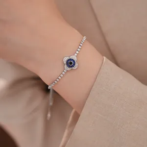 Λεπτομέρεια ασημένιου βραχιολιού evil eye με ζιργκόν και ρυθμιζόμενο κλείσιμο