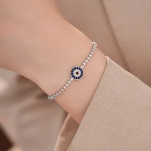 Λεπτομερής προβολή του βραχιολιού τένις Evil Eye με μπλε και λευκές πέτρες ζιργκόν