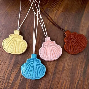 Elegante schelp hanger ketting met leren koord voor een modieuze strandvakantie