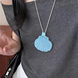 Elegante lichtblauwe schelphanger ketting met wit leren koord voor strandvakantie mode