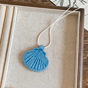 Blauwe lederen schelphanger ketting met wit koord voor strandvakantie stijl