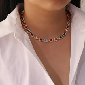 Détail d'un collier de zircons rectangulaires multicolores porté par un mannequin